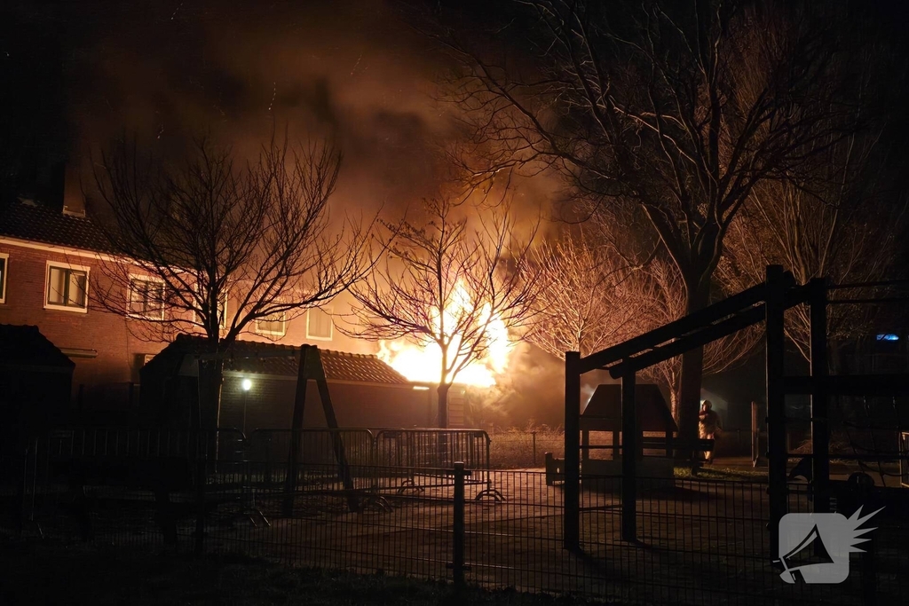 Brandweer bestrijdt brand in 3 schuren