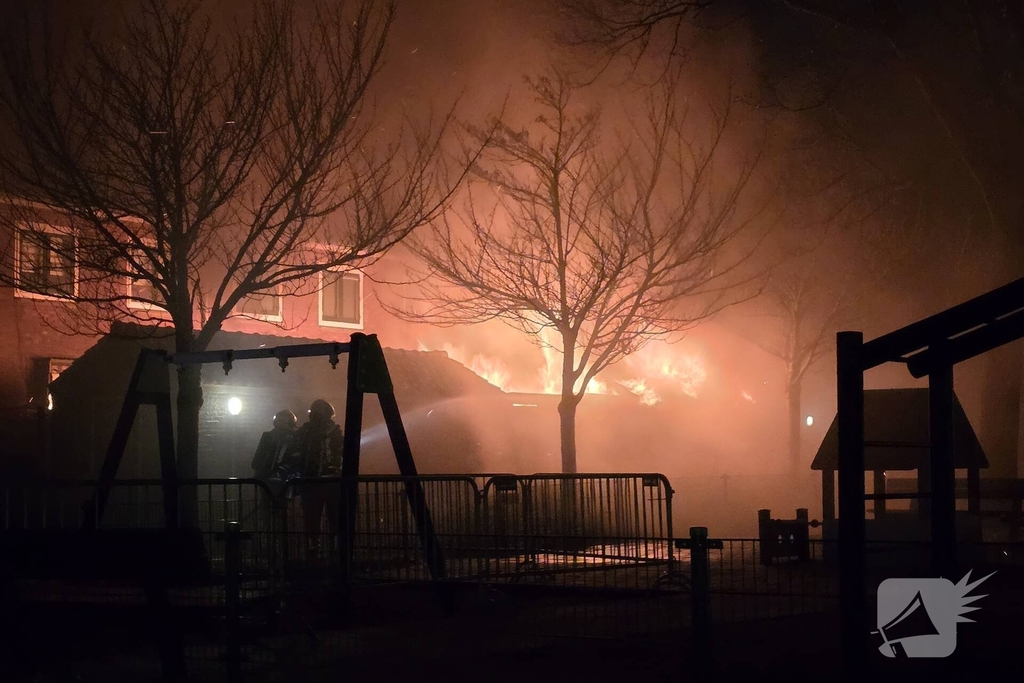 Brandweer bestrijdt brand in 3 schuren