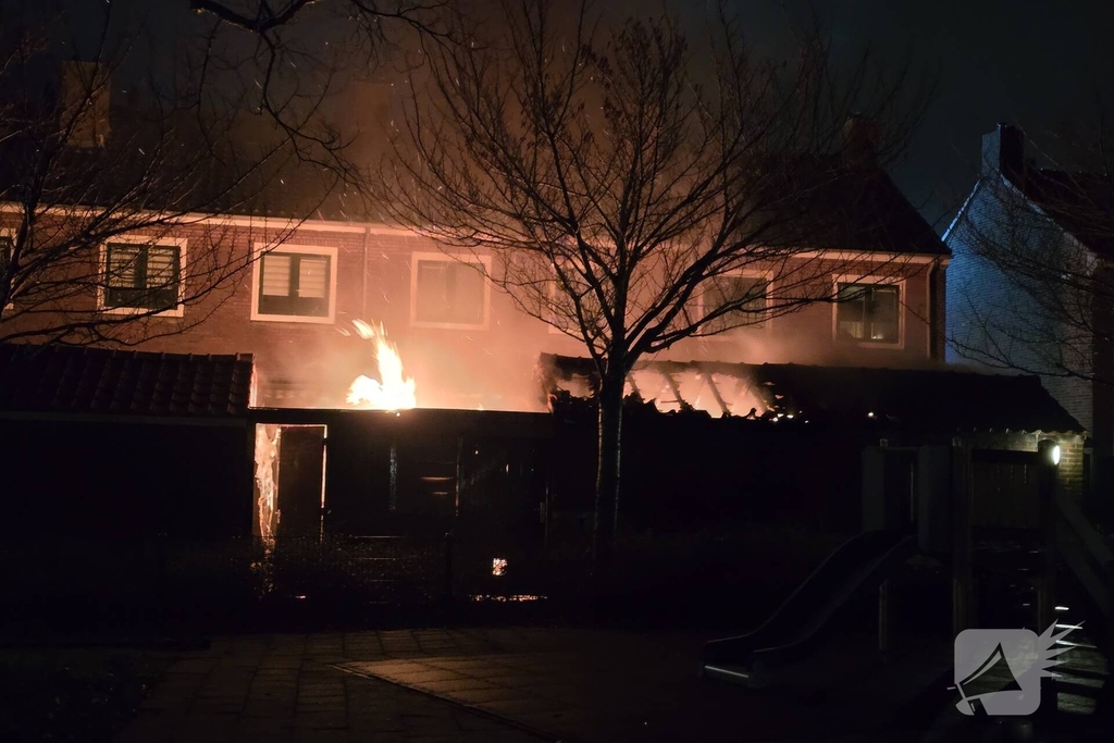 Brandweer bestrijdt brand in 3 schuren