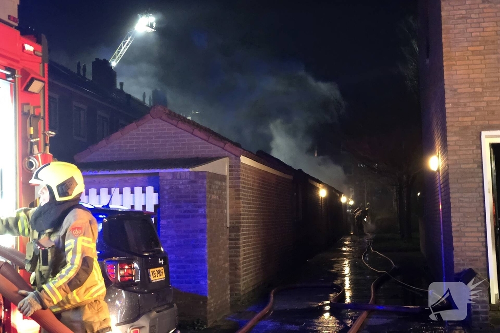 Brandweer bestrijdt brand in 3 schuren