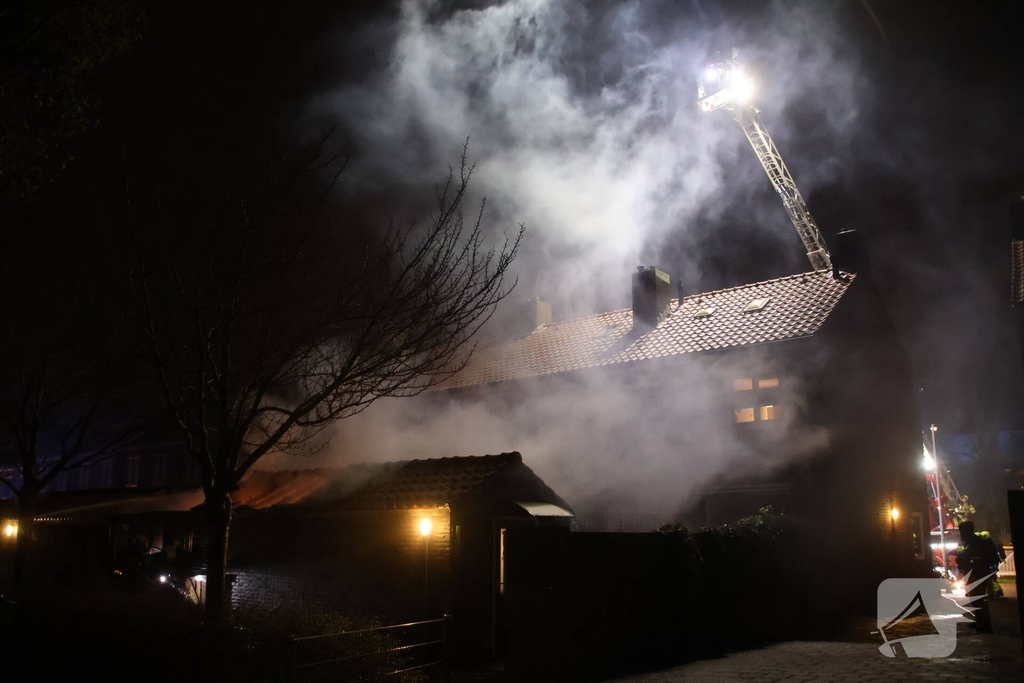 Brandweer bestrijdt brand in 3 schuren