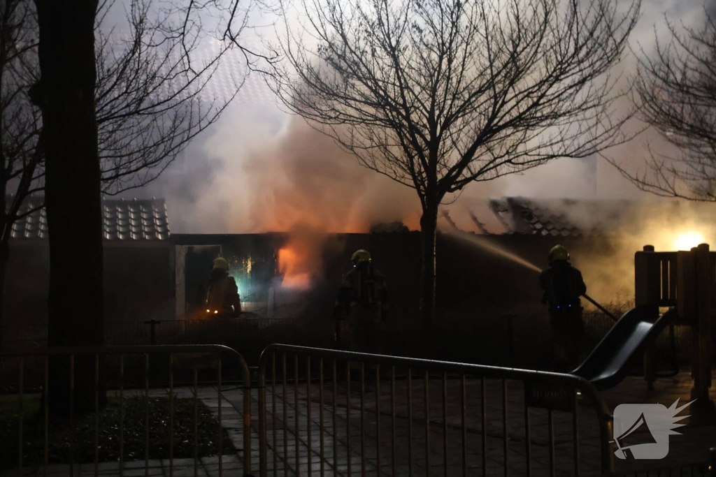 Brandweer bestrijdt brand in 3 schuren