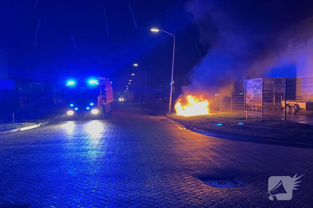 Auto volledig verwoest door brand