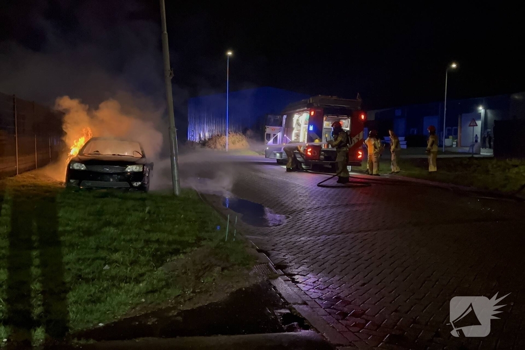 Auto volledig verwoest door brand