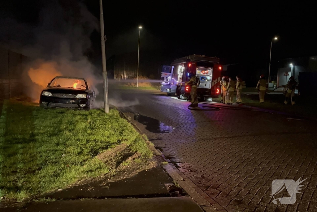 Auto volledig verwoest door brand