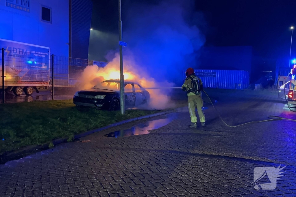 Auto volledig verwoest door brand
