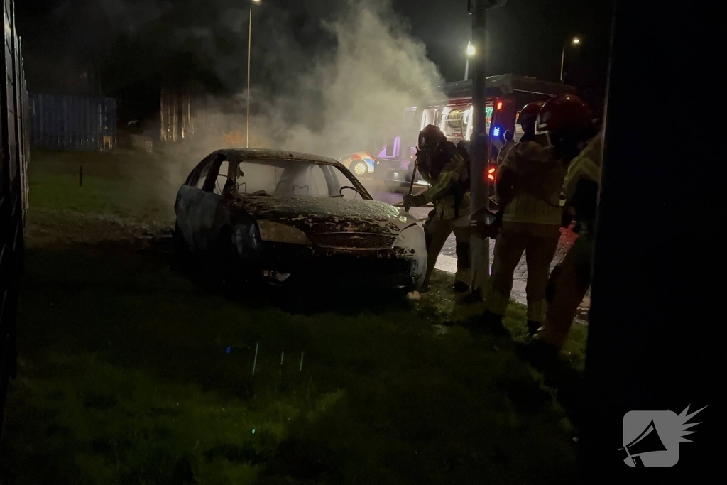 Auto volledig verwoest door brand