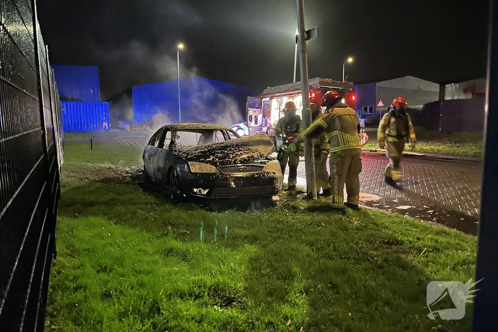 Auto volledig verwoest door brand