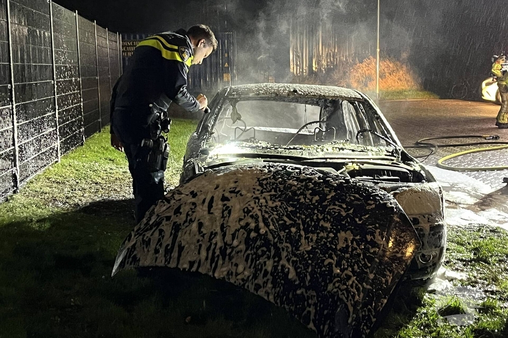 Auto volledig verwoest door brand