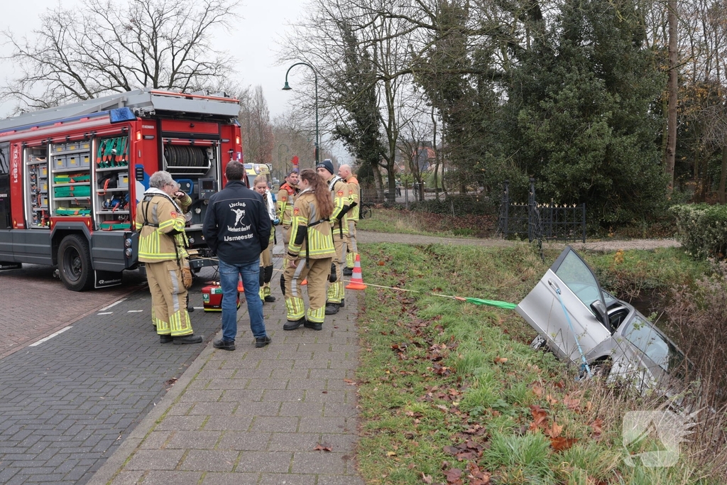 Auto komt in het water na ongeval