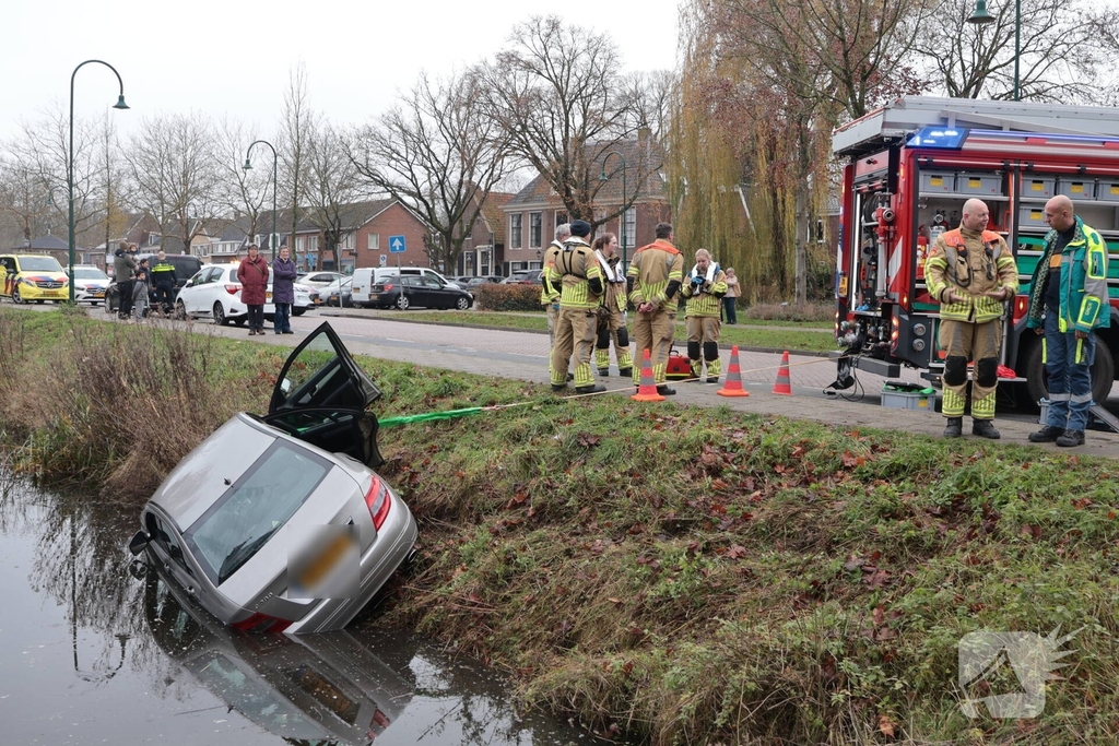 Auto komt in het water na ongeval
