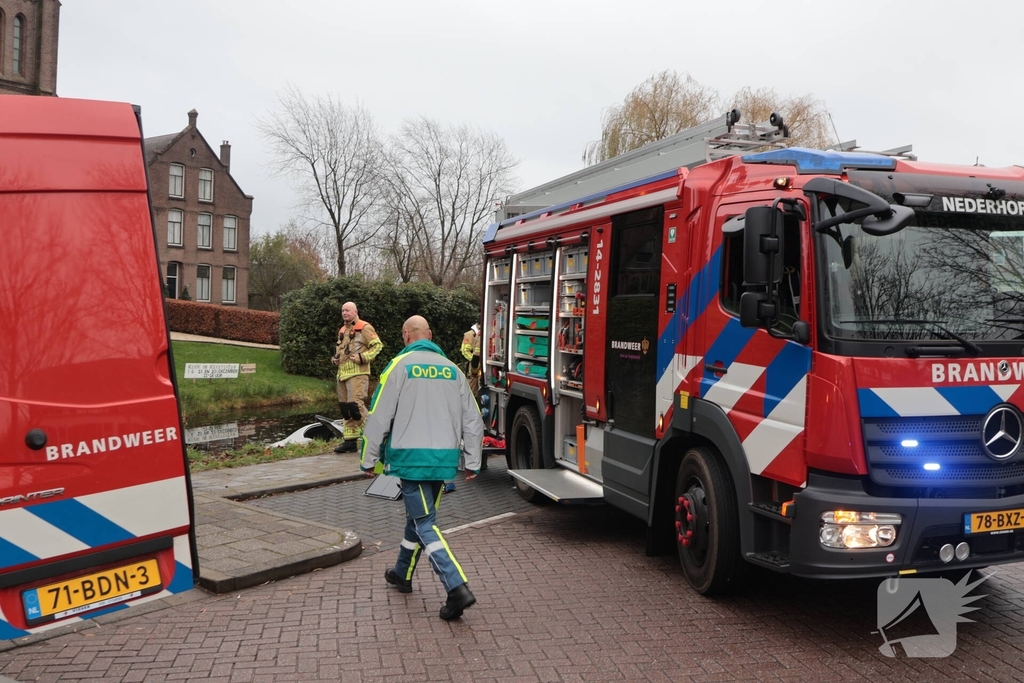 Auto komt in het water na ongeval