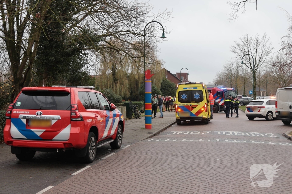 Auto komt in het water na ongeval