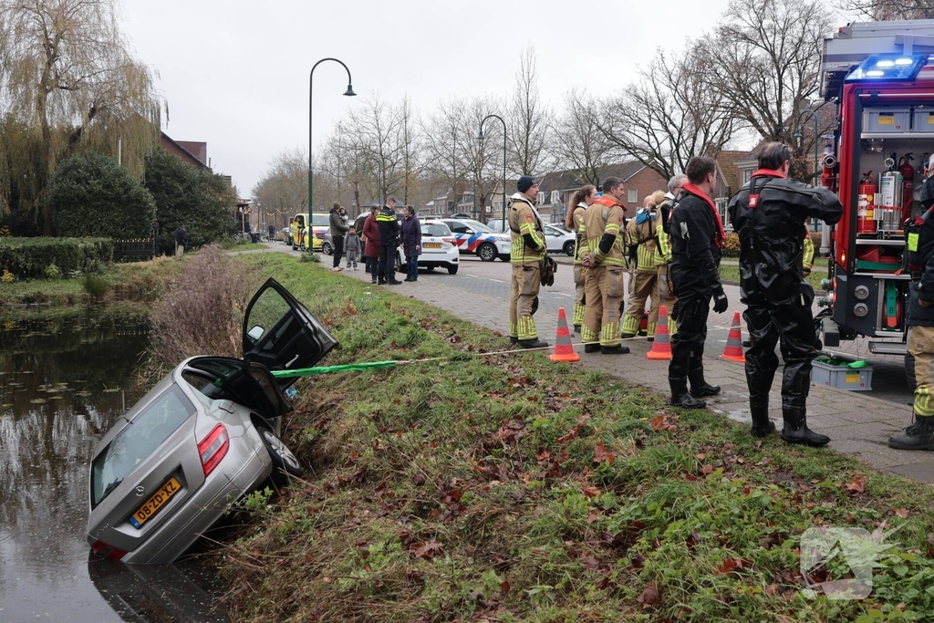 Auto komt in het water na ongeval