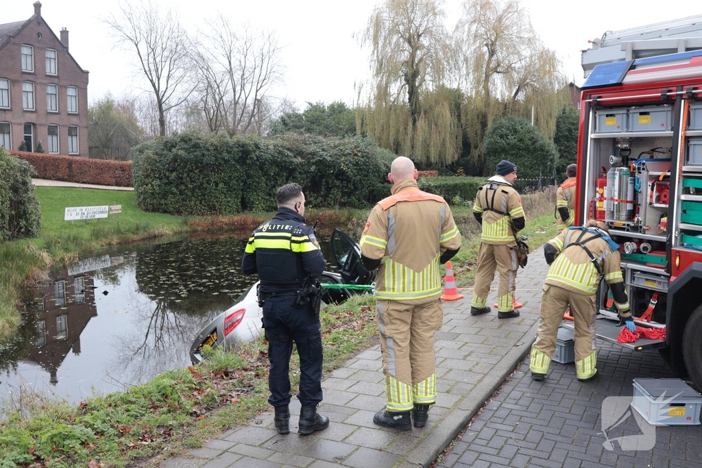 Auto komt in het water na ongeval