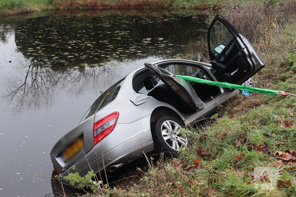 Auto komt in het water na ongeval