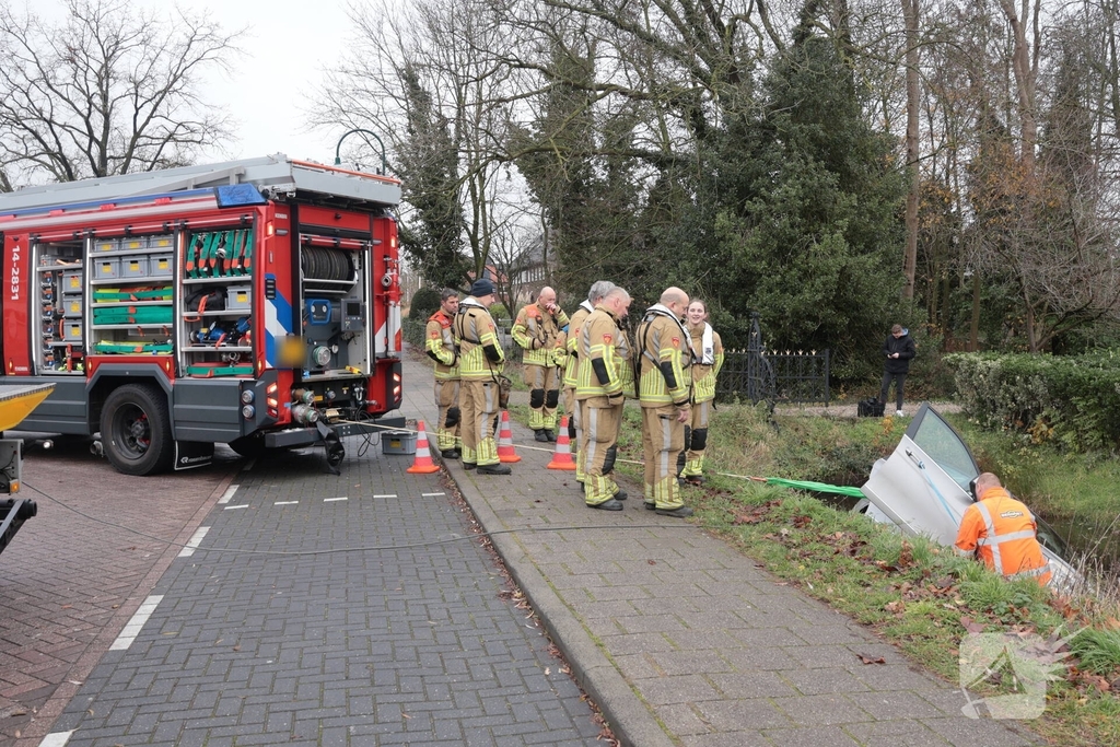 Auto komt in het water na ongeval