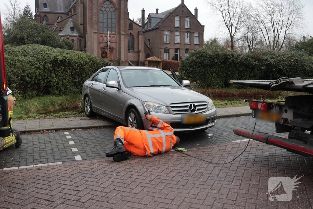 Auto komt in het water na ongeval