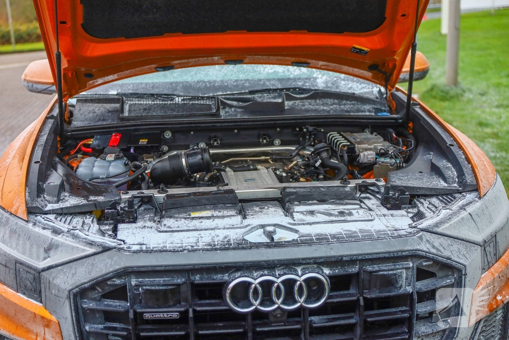 Brand in Duitse auto op tankstation