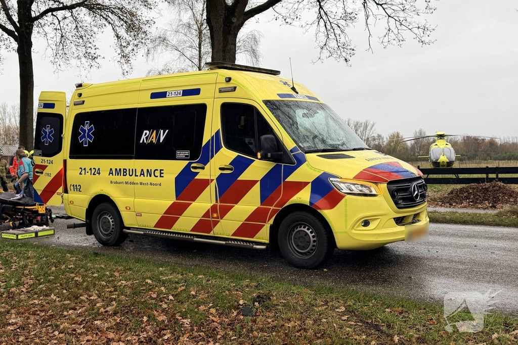 Auto botst op boom en bestuurder raakt bekneld