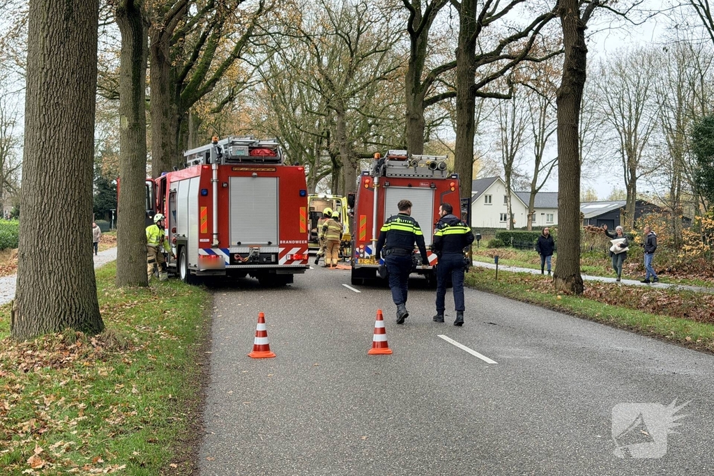 Auto botst op boom en bestuurder raakt bekneld