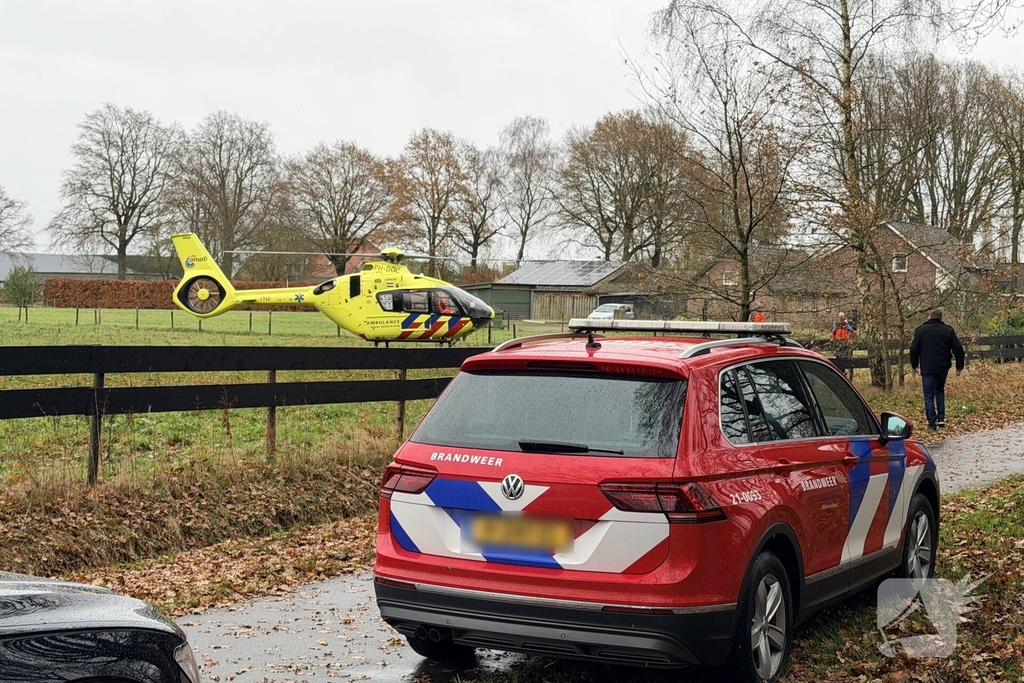 Auto botst op boom en bestuurder raakt bekneld