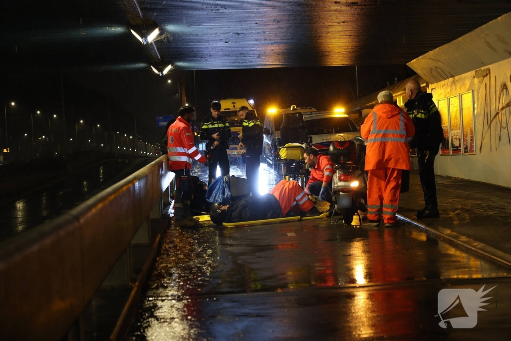 Scooter en scootmobiel botsen op fietspad