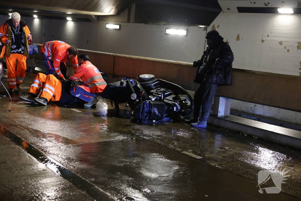 Scooter en scootmobiel botsen op fietspad