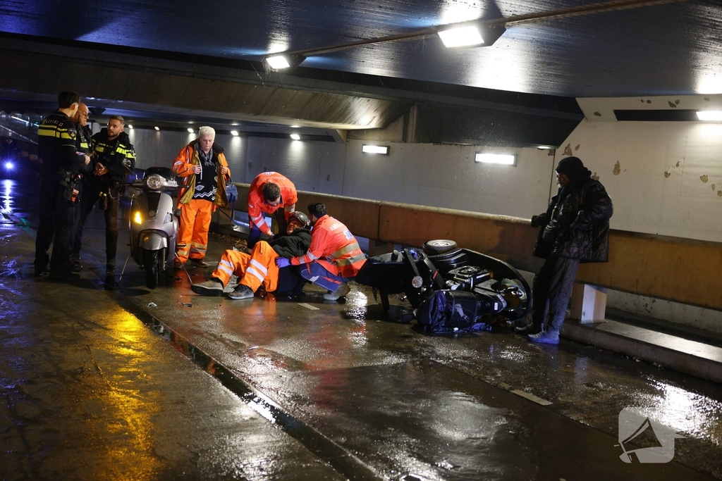 Scooter en scootmobiel botsen op fietspad