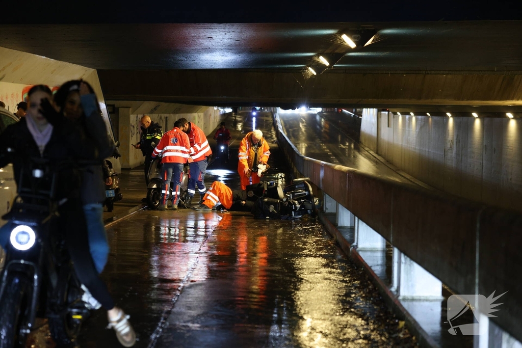 Scooter en scootmobiel botsen op fietspad