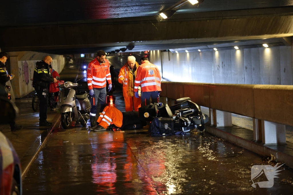 Scooter en scootmobiel botsen op fietspad