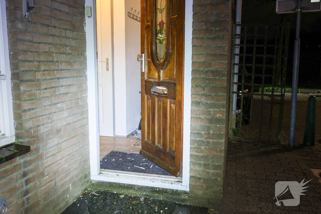 Explosie bij voordeur veroorzaakt schade