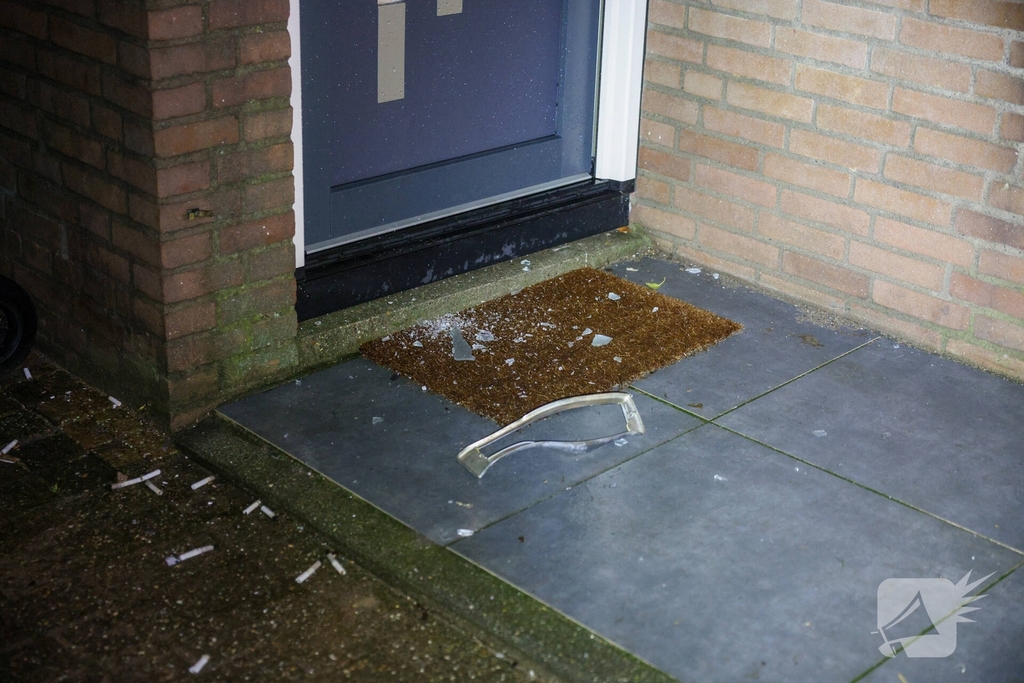 Explosie bij voordeur veroorzaakt schade