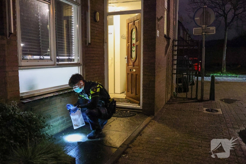 Explosie bij voordeur veroorzaakt schade