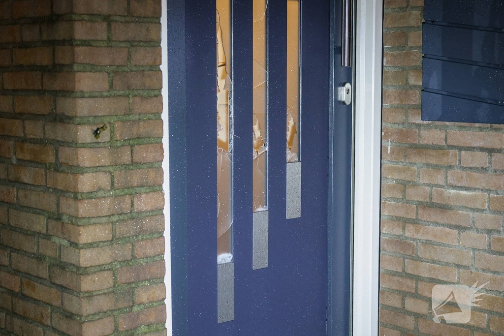 Explosie bij voordeur veroorzaakt schade