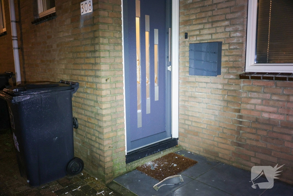 Explosie bij voordeur veroorzaakt schade