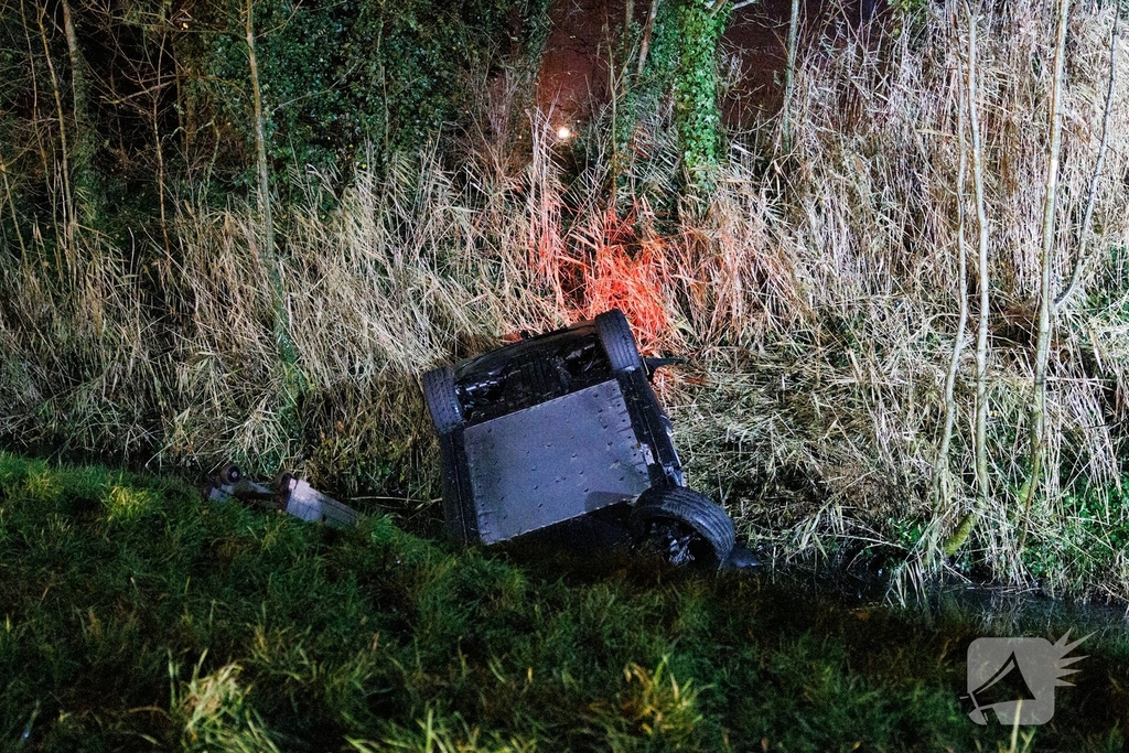 Auto te water tijdens ongeval met vier inzittenden