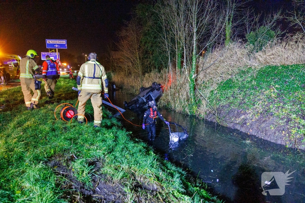 Auto te water tijdens ongeval met vier inzittenden