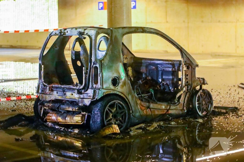 Brand in parkeergarage door elektrisch autootje