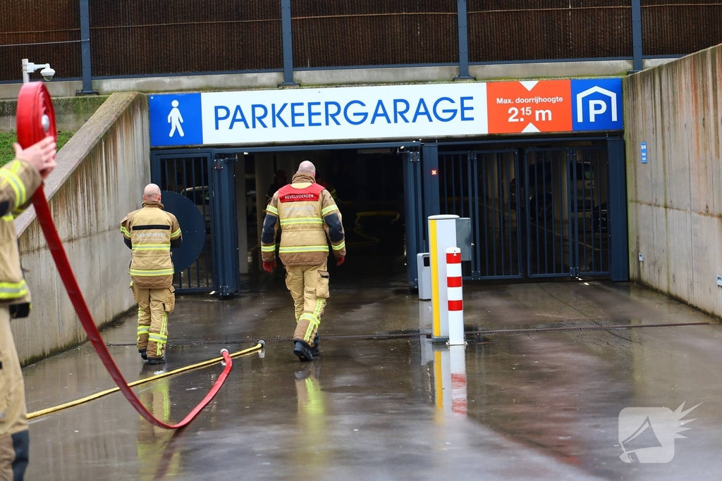 Brand in parkeergarage door elektrisch autootje