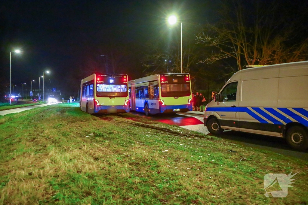 Vervangende bus raakt vast in natte berm