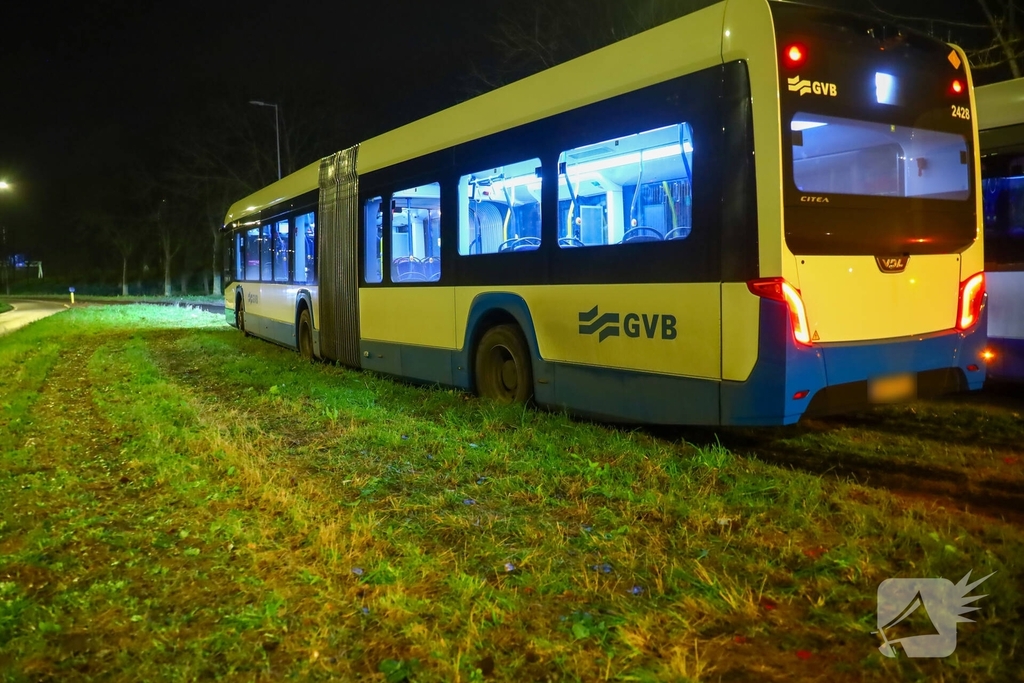 Vervangende bus raakt vast in natte berm