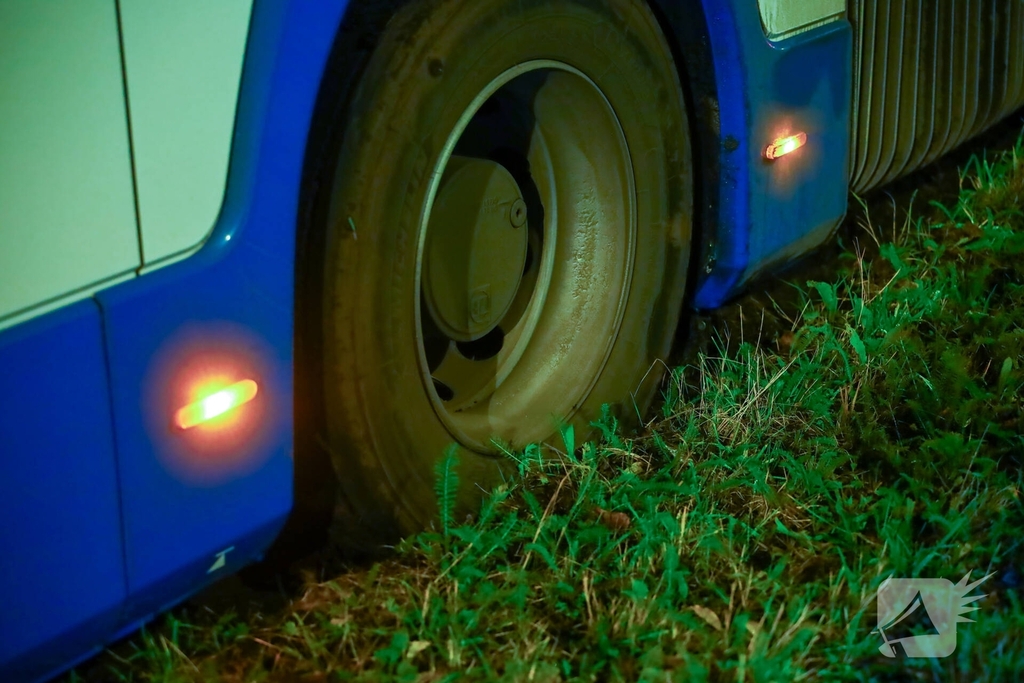 Vervangende bus raakt vast in natte berm