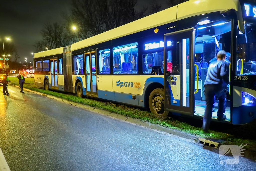 Vervangende bus raakt vast in natte berm