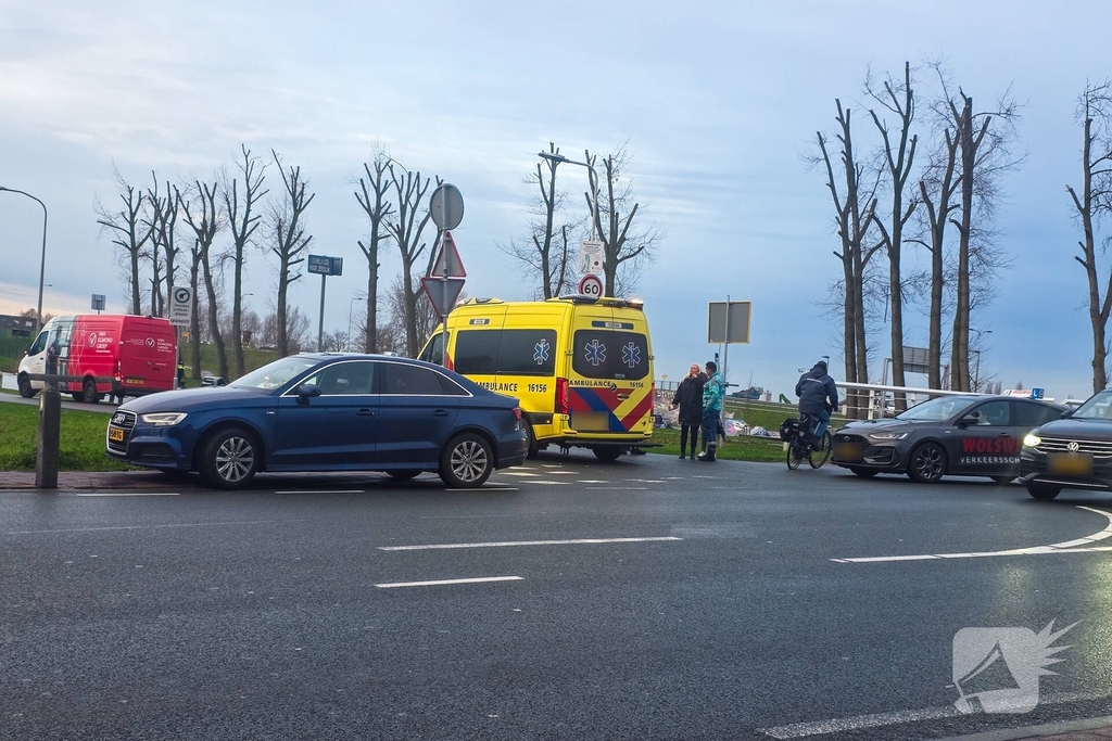 Fietster gewond bij aanrijding met bestelbus