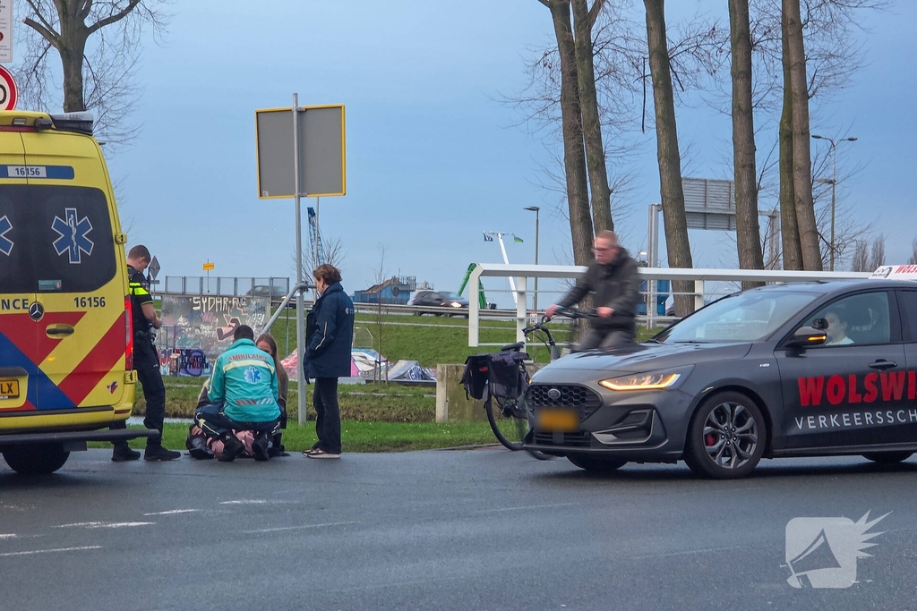 Fietster gewond bij aanrijding met bestelbus