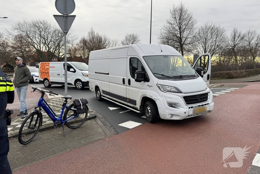 Fietser gewond bij aanrijding met pakketbezorger