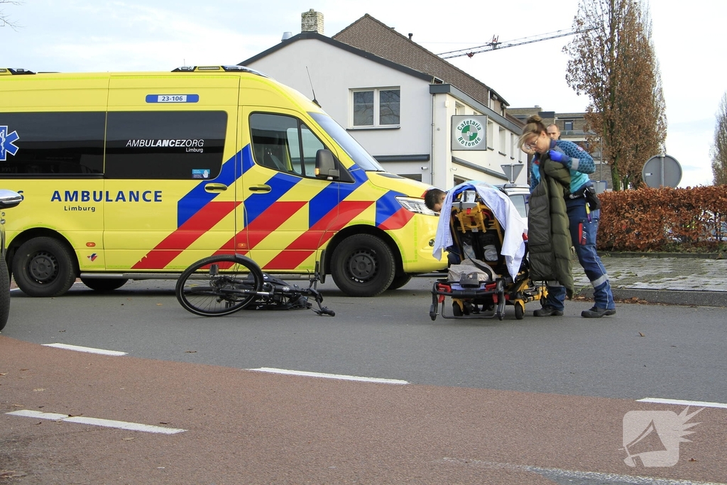 Fietsster gewond bij aanrijding op rotonde