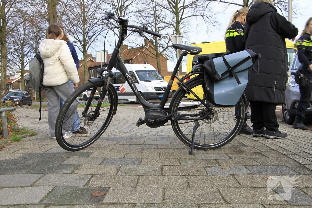 Fietsster gewond bij aanrijding op rotonde