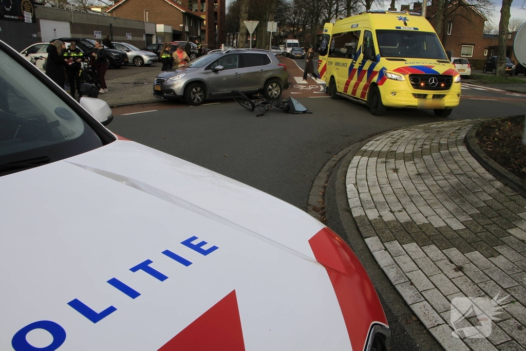 Fietsster gewond bij aanrijding op rotonde